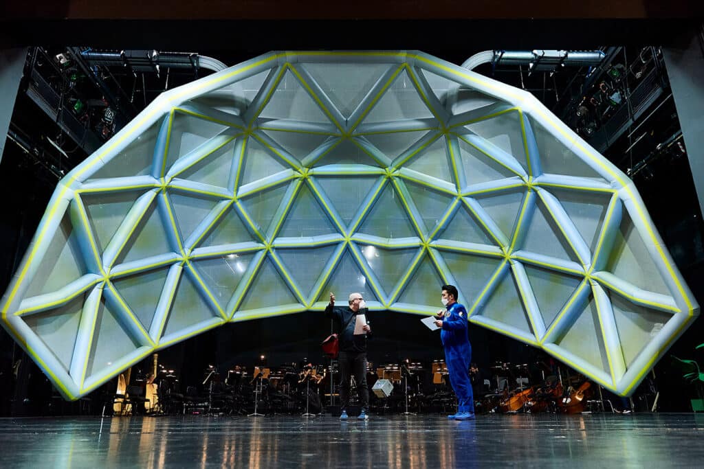 Probenfoto. Regisseur Markus Dietze im Gespräch mit Sänger Jongmin Lim auf der Bühne des Theaters Koblenz