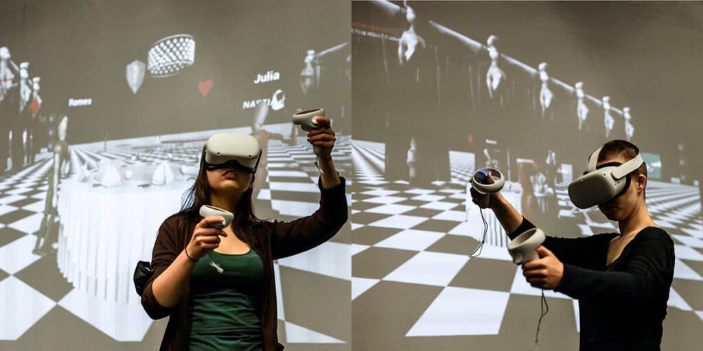 Szenenfoto: Zwei Puppenspielerinnen mit VR-Brillen